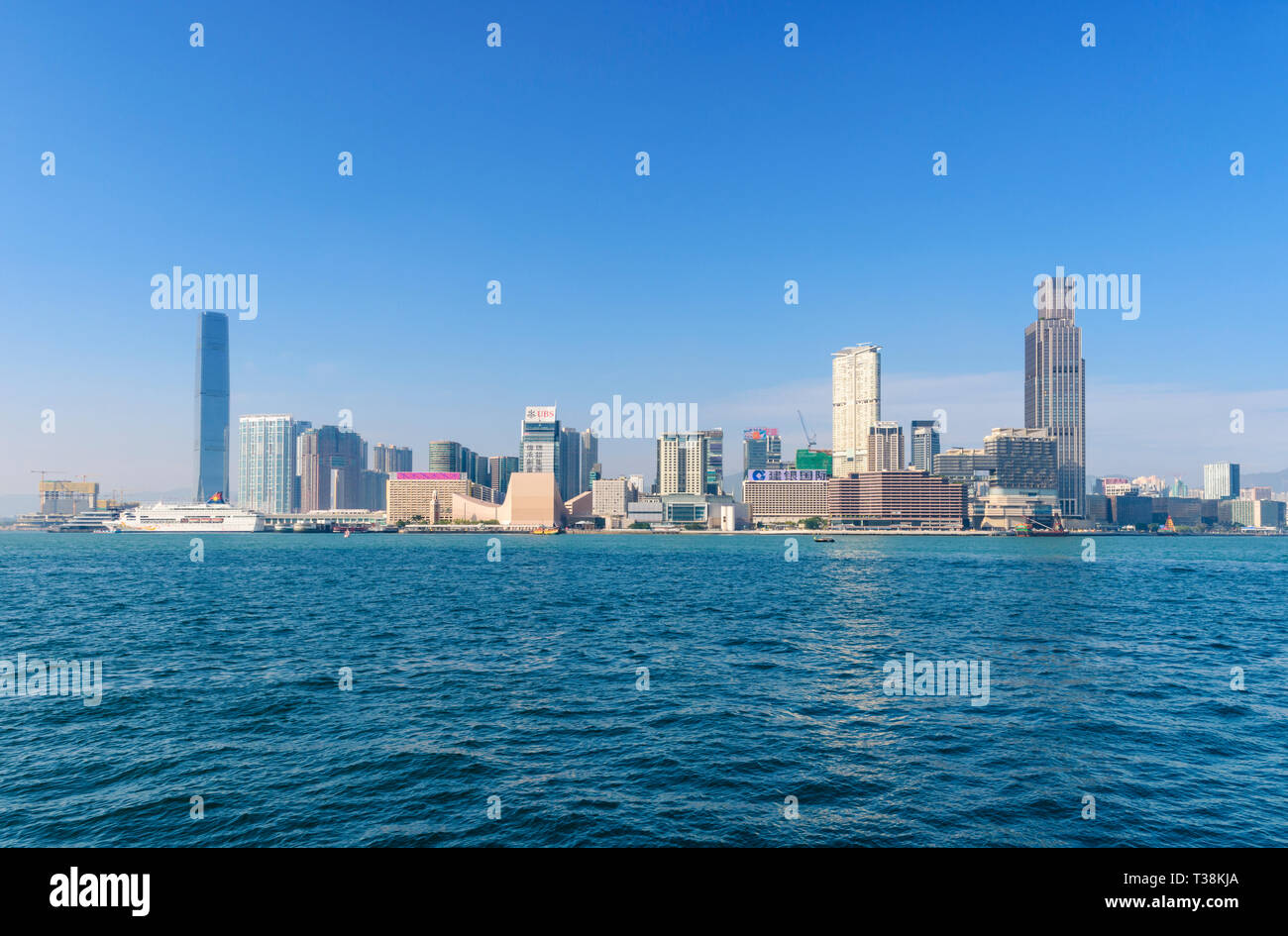 Skyline von Kowloon mit Tsim Sha Tsui Wasserfront im Vordergrund. Victoria Harbour und Hong Kong Stockfoto