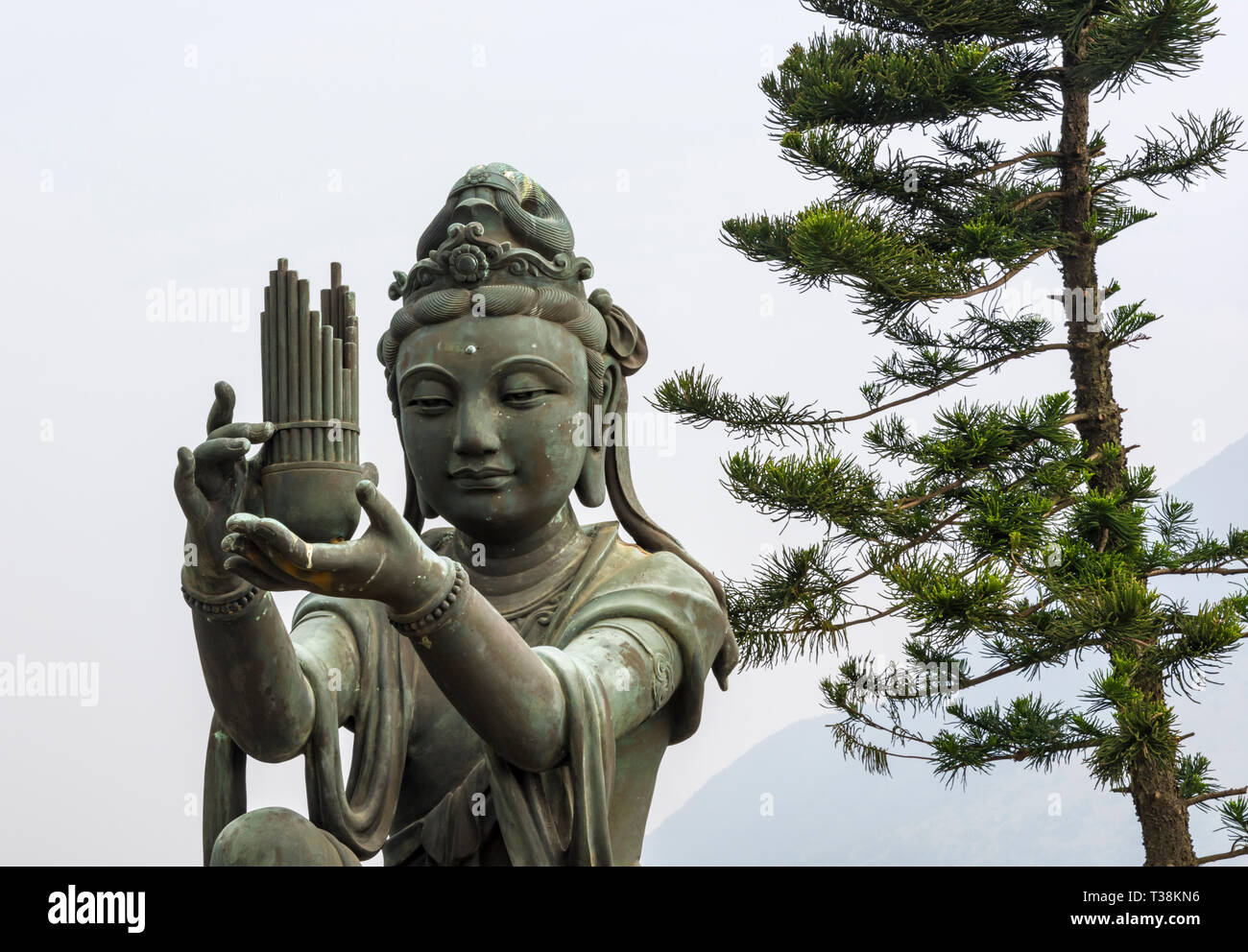 Statue des buddhistischen heiligen Opfergaben, die dem Buddha am Tian Tan Buddha, Lantau Island, Hong Kong Stockfoto