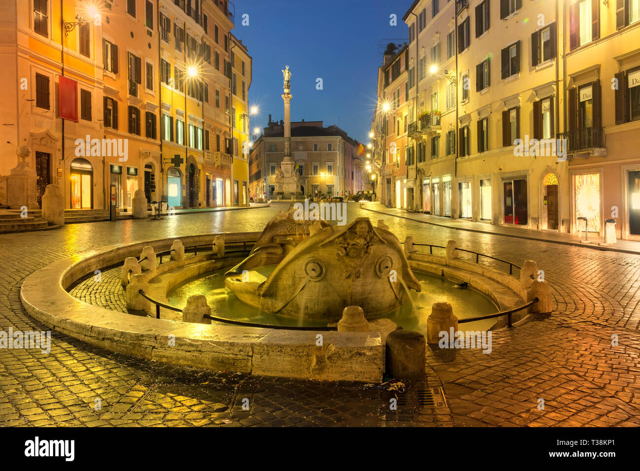 Die Spalte von der Unbefleckten Empfängnis und Fontana della Barcaccia während der Morgen blaue Stunde, Rom, Italien. Stockfoto