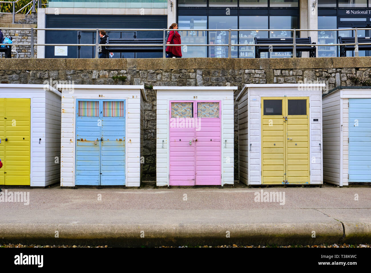 Abgebildet sind Strand Hütten im Cobb Hafen, Lyme Regis, Dorset. Stockfoto