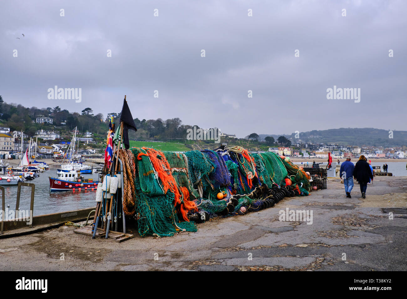 Abgebildet sind Fischernetze und Körbe im Cobb Hafen Lyme Regis, Dorset an der Jurassic Coast. Stockfoto