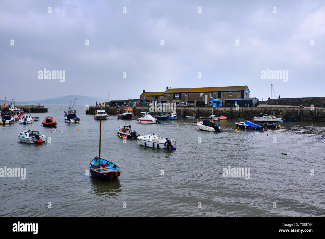 Abgebildet ist der Hafen für Lyme Regis namens der Cobb mit Booten. Stockfoto