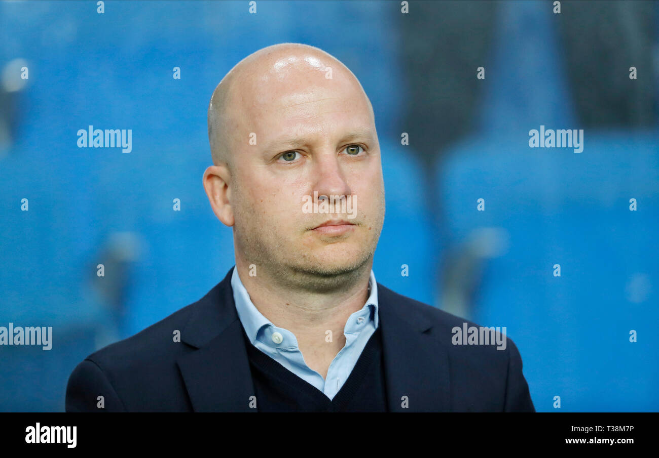 BUDAPEST, Ungarn - 6. APRIL: Head Coach Marko Nikolic von MOL Vidi FC wartet auf die Kick-off vor die ungarische OTP Bank Liga Match zwischen Honved Budapest und MOL Vidi FC am Nandor Hidegkuti Stadion am 6. April 2019 in Budapest, Ungarn. Stockfoto