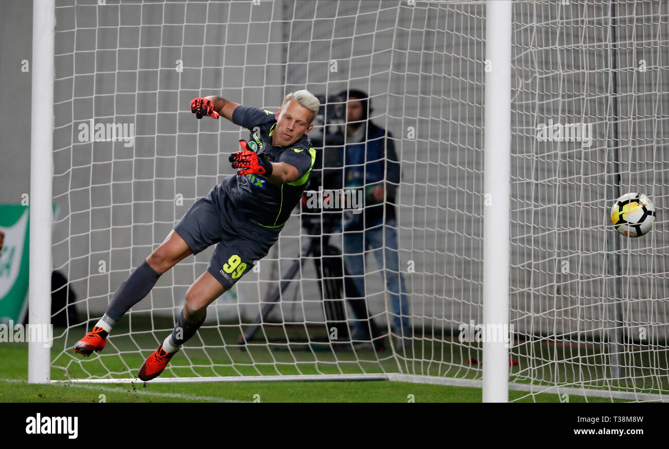 BUDAPEST, Ungarn - 6. APRIL: David Grof von Budapest Honved nicht speichern kann der Schuß von Szabolcs Huszti der MOL Vidi FC (Bild nicht dargestellt) während die ungarische OTP Bank Liga Match zwischen Honved Budapest und MOL Vidi FC am Nandor Hidegkuti Stadion am 6. April 2019 in Budapest, Ungarn. Stockfoto