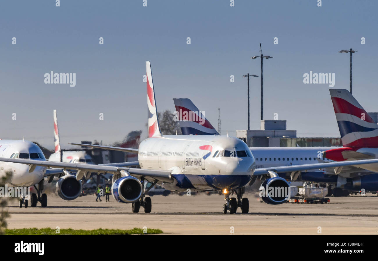 LONDON, ENGLAND - MÄRZ 2019: British Airways Airbus A321 rollen Vergangenheit andere Flugzeuge am Flughafen London Heathrow. Stockfoto