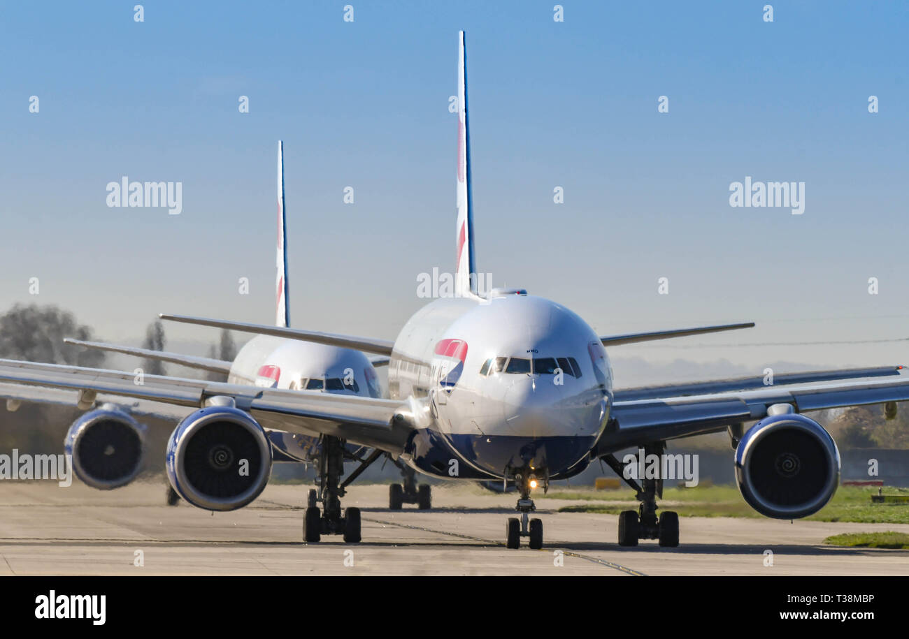 LONDON, ENGLAND - MÄRZ 2019: Boeing 777 Langstrecken Passagierflugzeuge, die von British Airways rollen für Sie am Flughafen London Heathrow nehmen betrieben. Stockfoto