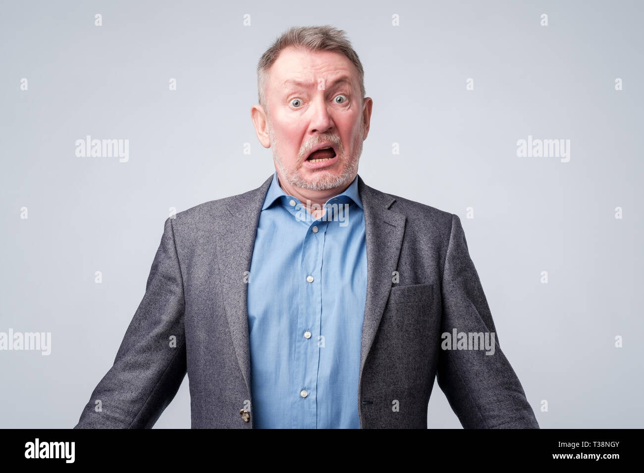 Schockiert und wow Gesicht des älteren europäischen Mann. Gesichtsbehandlung menschlichen Ausdrucks. Stockfoto
