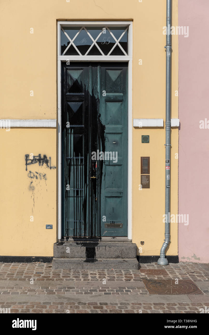 Vandalismus; schwarze Farbe auf der vorderen Tür des alten Hauses geworfen Stockfoto