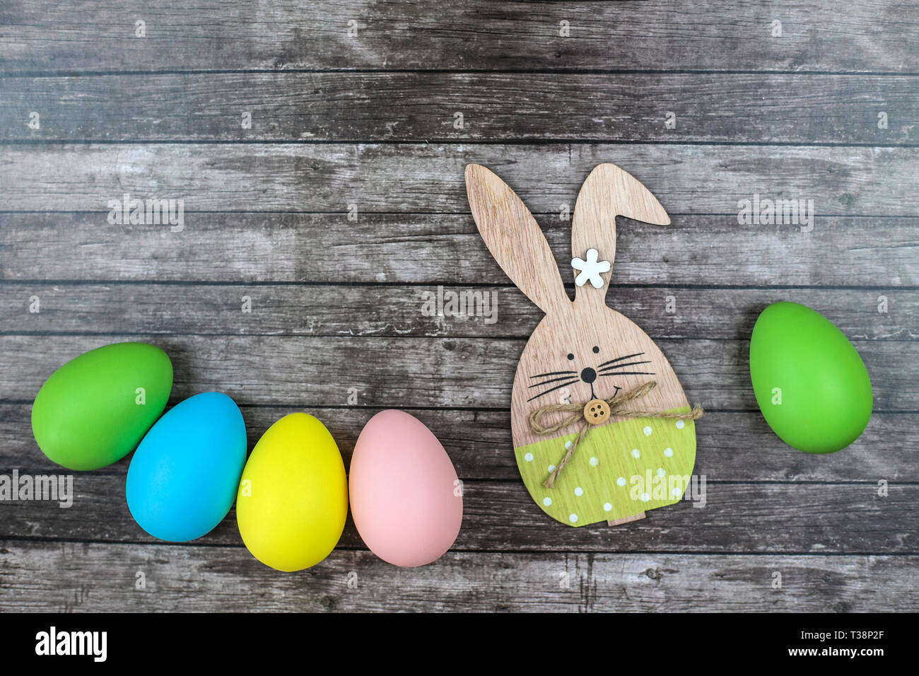 Ostern Eier und Häschen auf Holz- Hintergrund. Stockfoto