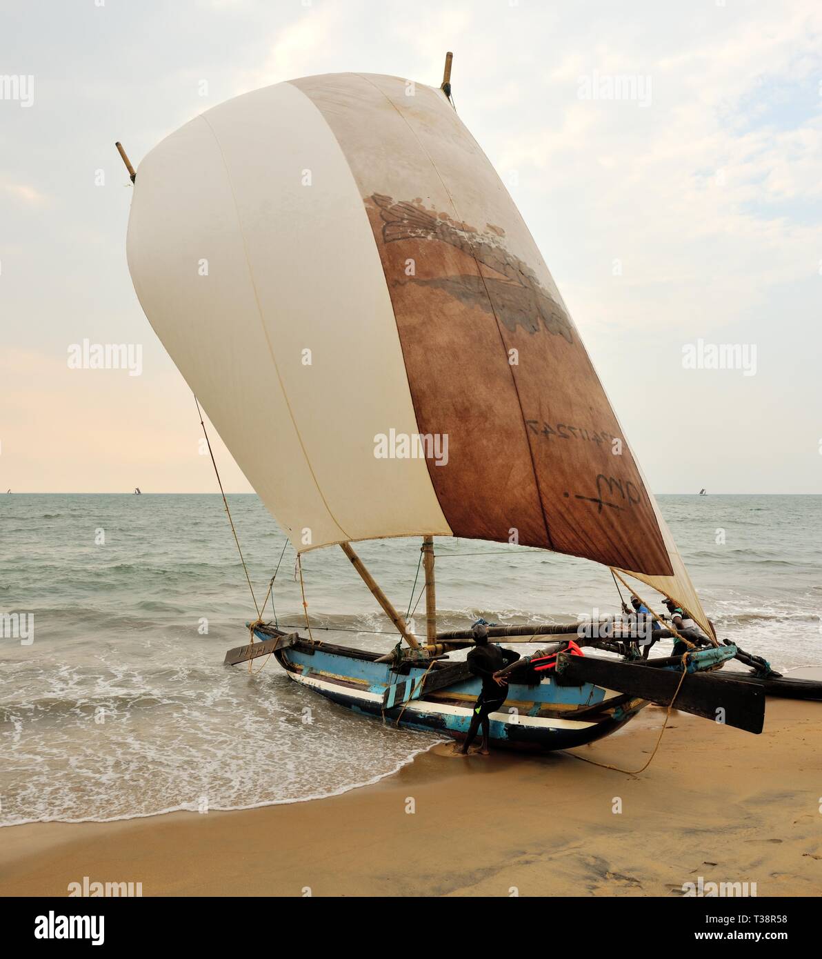 Fischer und traditionelle Ausleger gegraben-out Kanu, Negombo Strand, Western Province, Sri Lanka, Asien Stockfoto