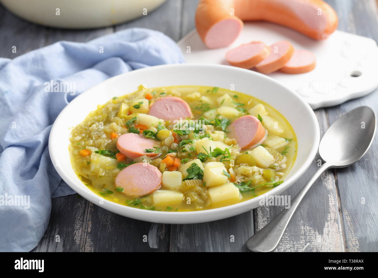 Niederländische Split Erbsensuppe, Erwtensoep auf einem rustikalen Tisch Stockfoto