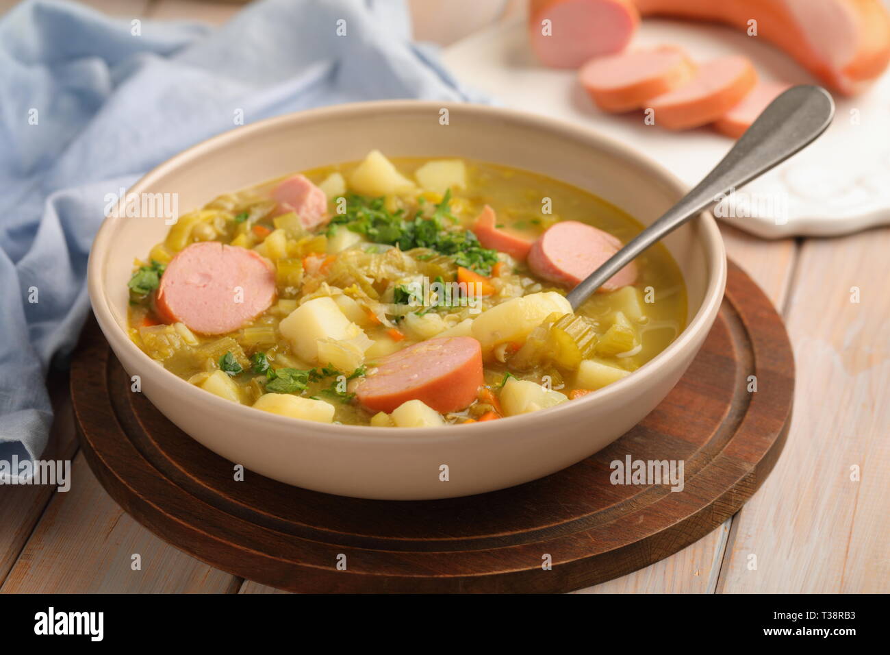 Niederländische Split Erbsensuppe, Erwtensoep auf einem rustikalen Tisch Stockfoto