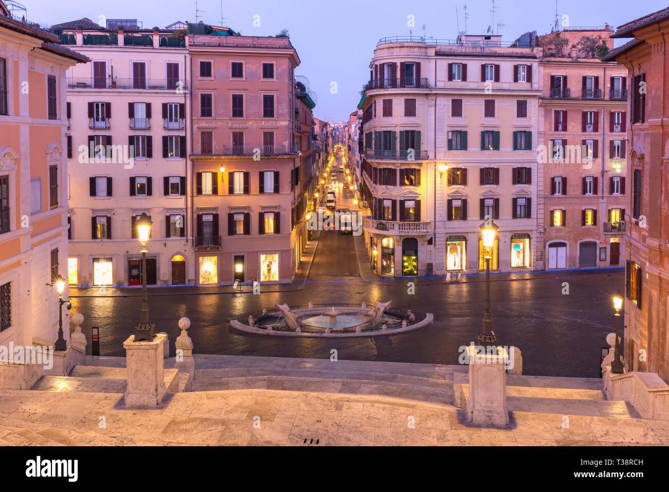 Piazza di Spagna und der frühen barocken Brunnen Fontana della Barcaccia oder Brunnen der hässlichen Boot während Morgen blaue Stunde, Rom, Italien. Stockfoto
