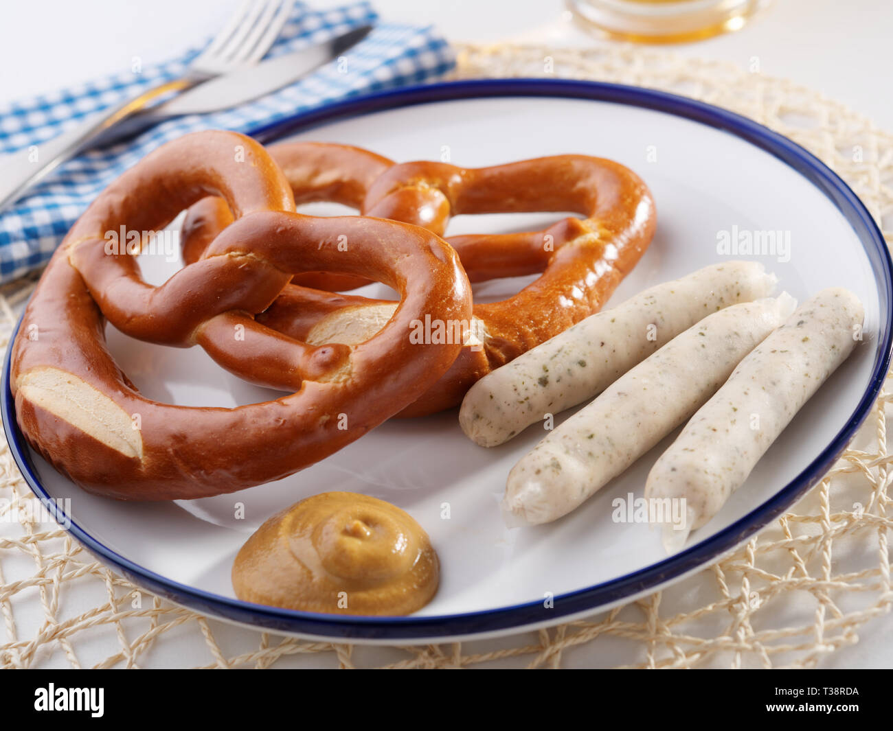 Weiß bayerische Wurst mit süßem Senf und Brezel Stockfotografie - Alamy
