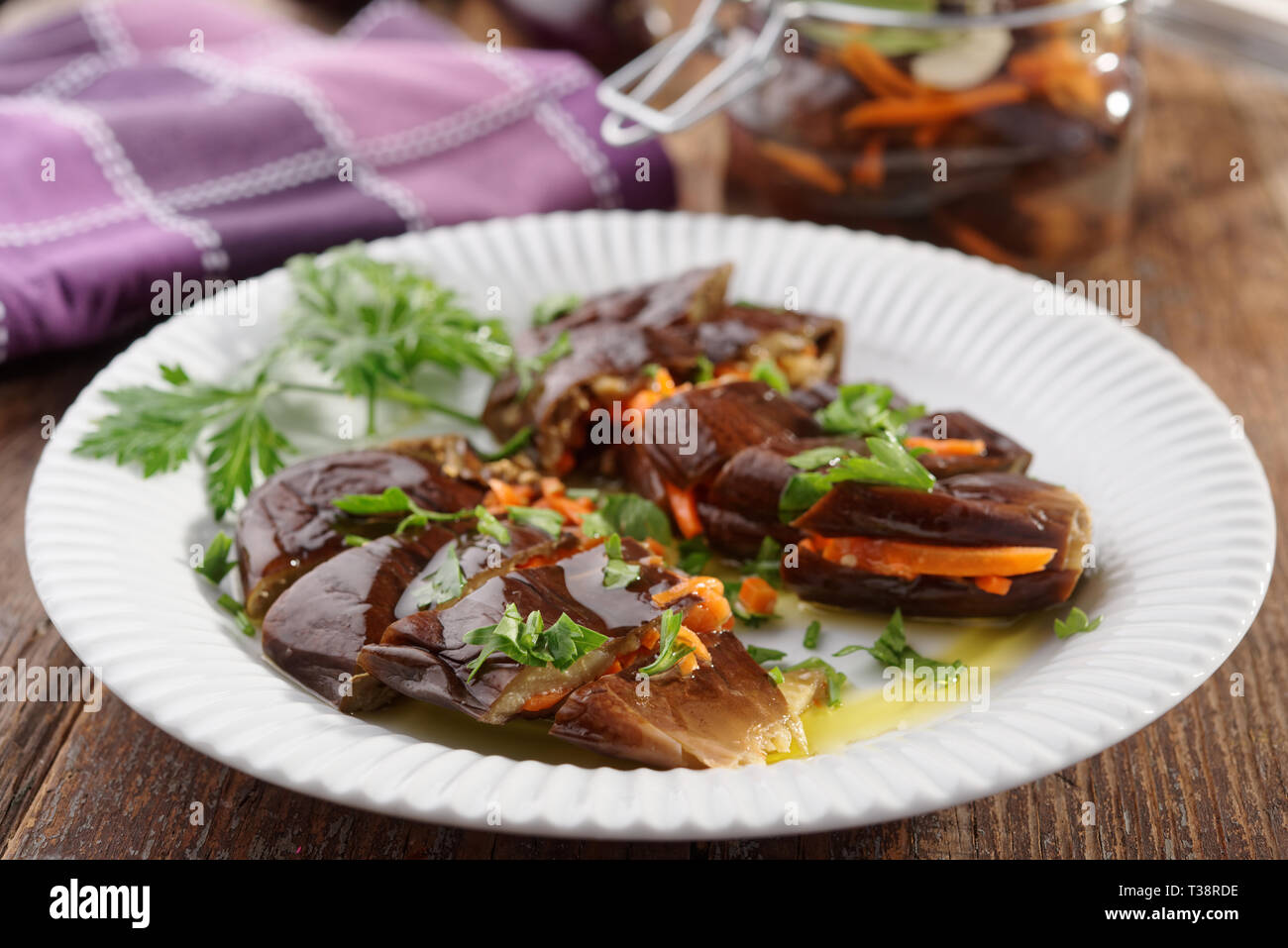 Vorspeisen Marinierte Auberginen gefüllt mit Karotte, traditionelle Gericht der russischen Küche Stockfoto