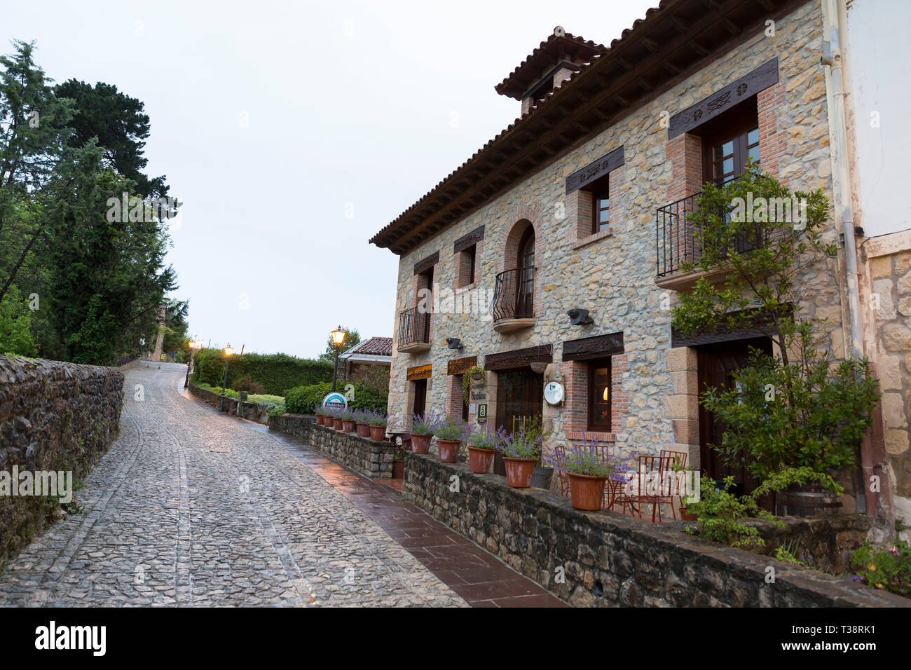 Santillana del Mar, Spanien: Blick auf Hospederia Santillana entlang der Calle de Los Hornos auf dem Camino del Norte. Diese weniger - route des Camino de gereist Stockfoto