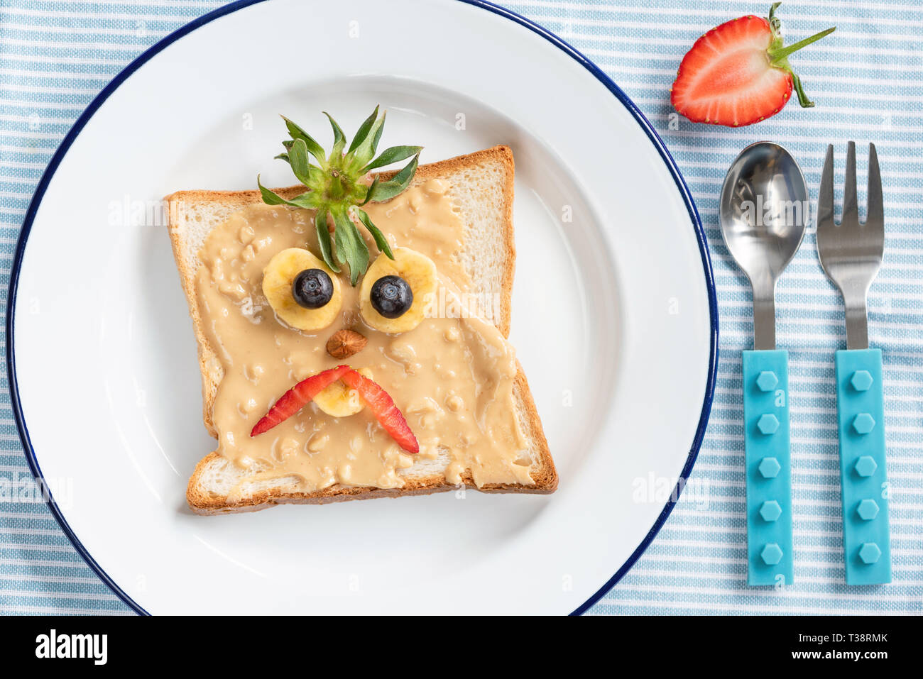 Toast mit lustigen Gesicht für Kinder. Wütend Vogel Gesicht auf Peanut butter Toast, Kinder Frühstück Stockfoto