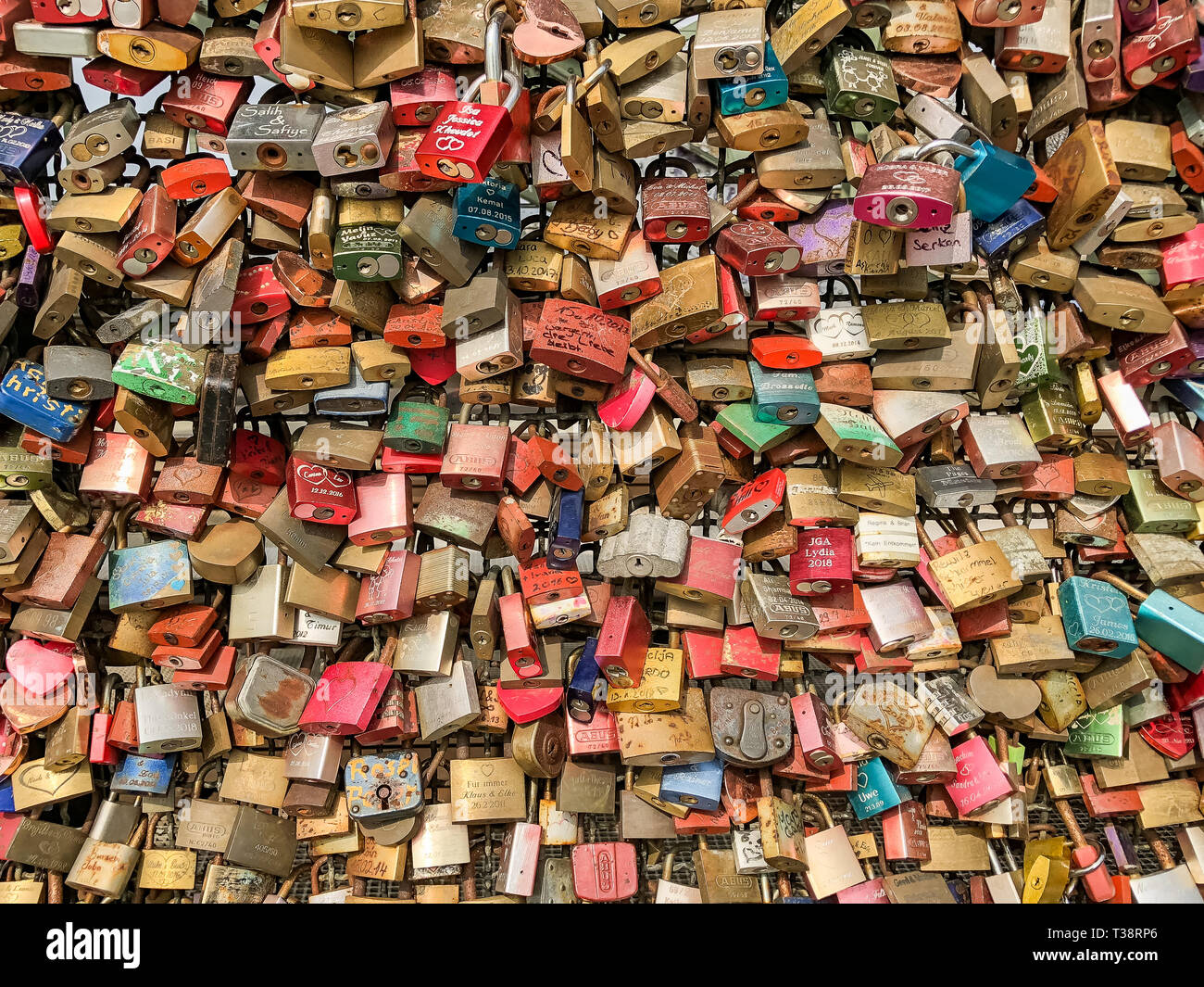 Köln, Deutschland, 6. April 2019. Unzählige bunte Vorhängeschlösser von Liebhabern auf einem Zaun auf der Hohenzollern Brücke links Stockfoto
