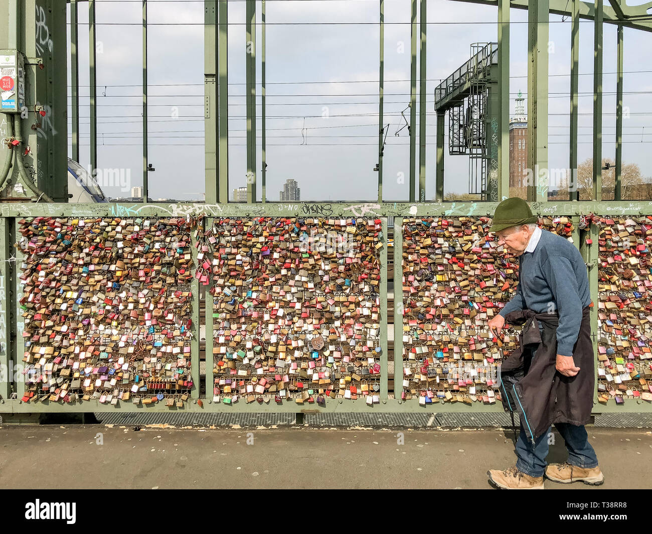 Köln, Deutschland, 6. April 2019. Unzählige bunte Vorhängeschlösser von Liebhabern auf einem Zaun auf der Hohenzollern Brücke links Stockfoto