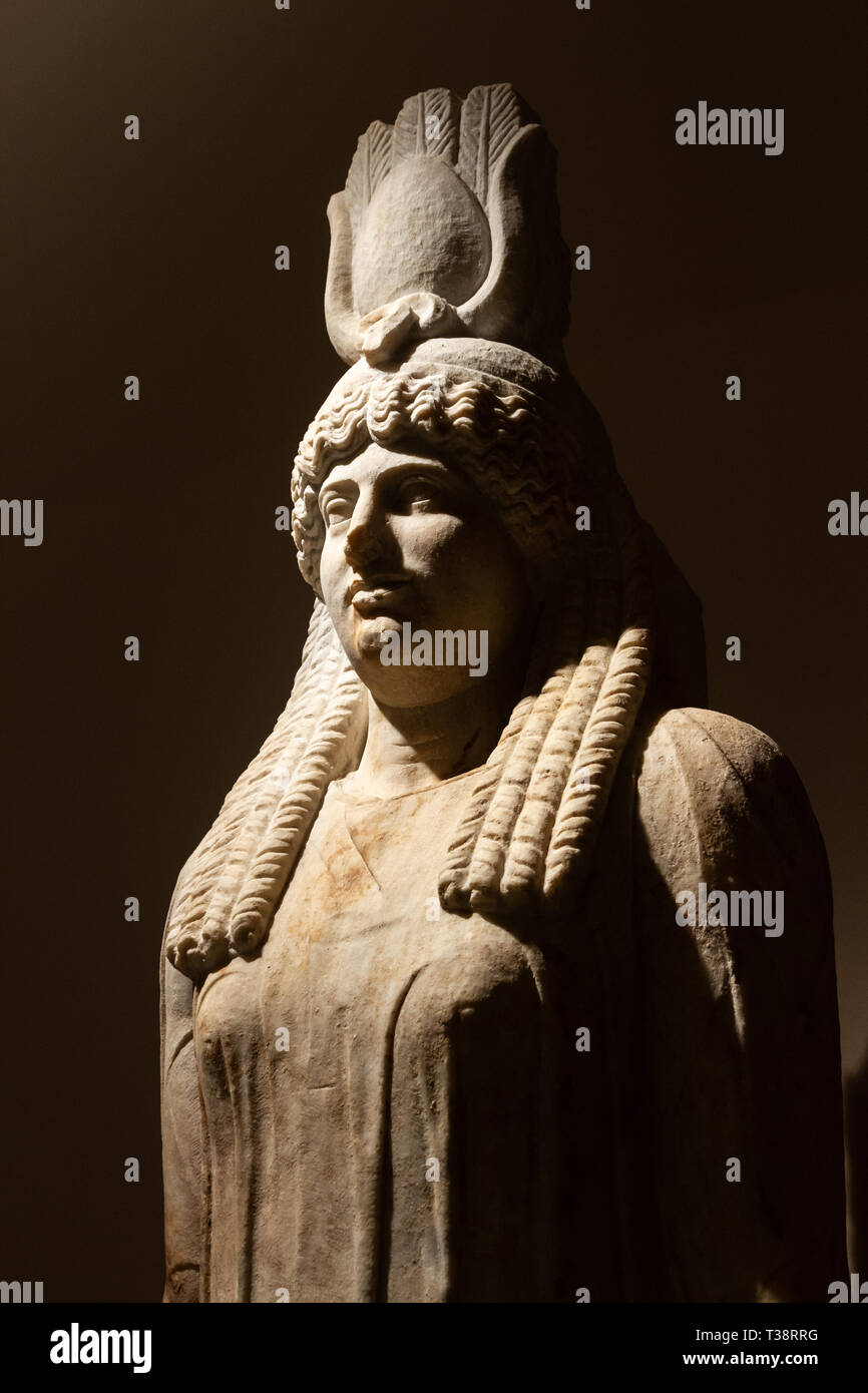 Statue des antiken ägyptischen Göttin, wahrscheinlich Göttin Isis, das Archäologische Museum von Marathon, in Athen, Griechenland. Stockfoto