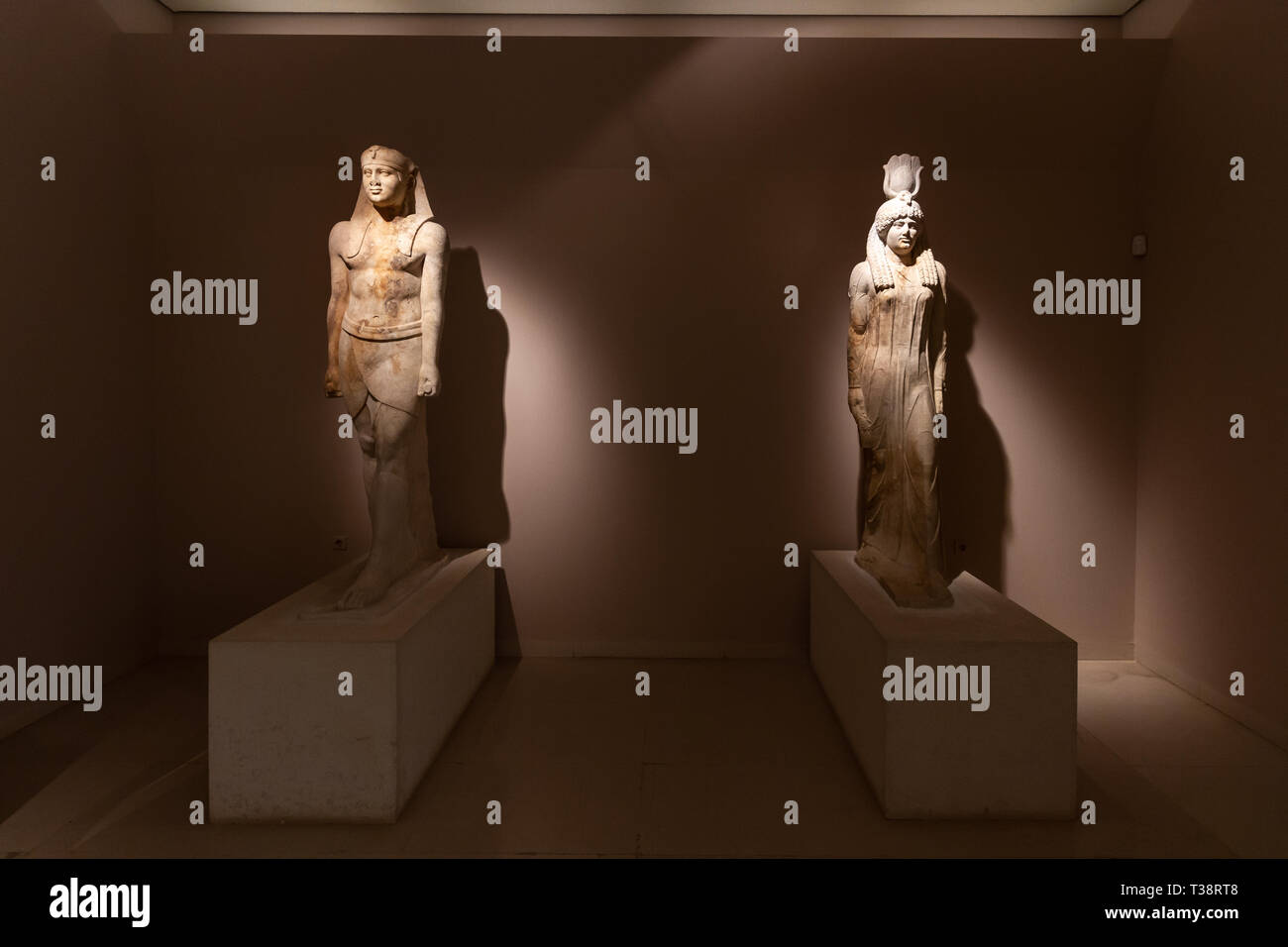 Statuen der alten ägyptischen Götter, wahrscheinlich Göttin Isis, auf der rechten Seite, und Osiris, auf der linken Seite, im archäologischen Museum von Marathon, in Athen. Stockfoto