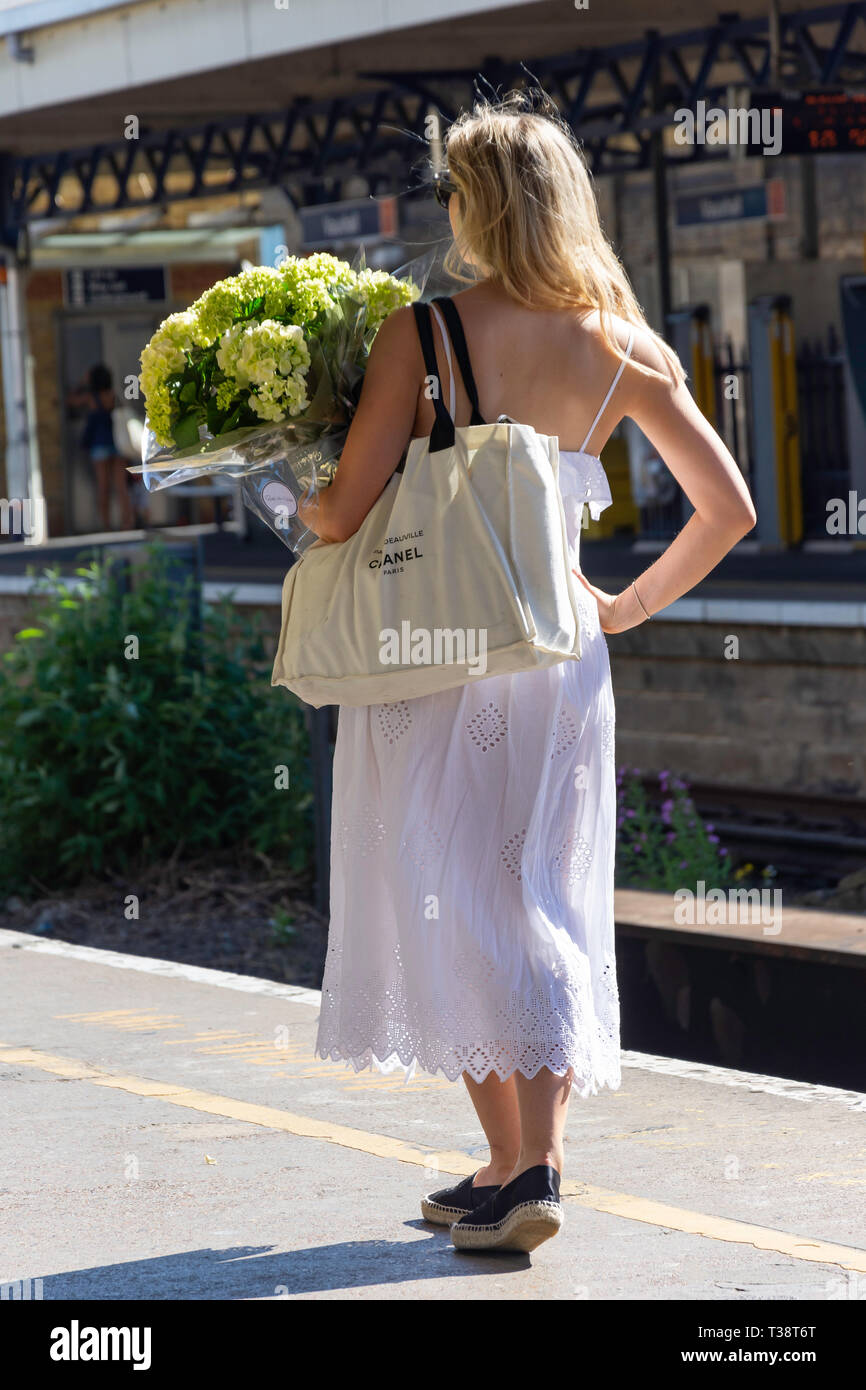 Junge Frau auf u-Plattform, South Kensington, Royal Borough von Kensington und Chelsea, Greater London, England, Vereinigtes Königreich Stockfoto