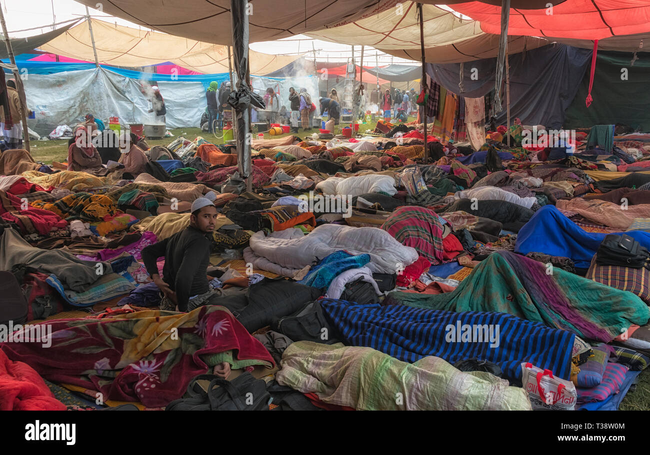 Pilger, die in der Hütte, während Bishwa Ijtema, Dhaka, Bangladesch schlafen Stockfoto