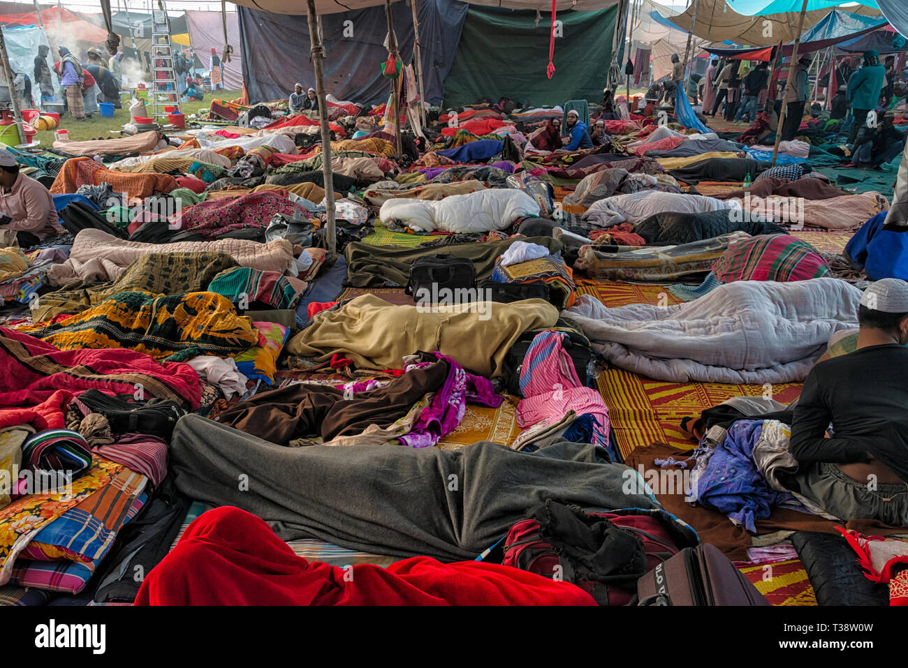 Pilger, die in der Hütte, während Bishwa Ijtema, Dhaka, Bangladesch schlafen Stockfoto