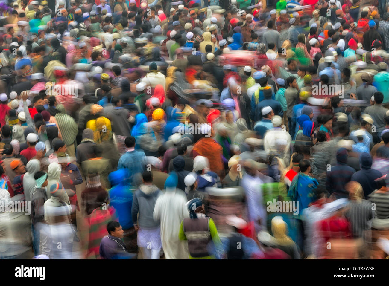 Pilger versammeln sich während Bishwa Ijtema, verschwommene Bewegung, Dhaka, Bangladesch Stockfoto