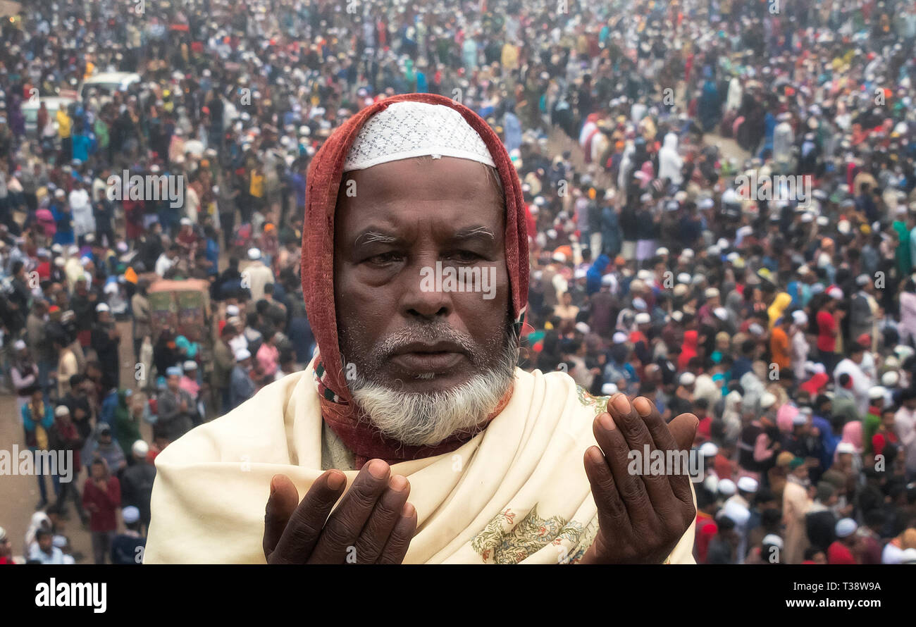 Priester und Pilger während Bishwa Ijtema, Dhaka, Bangladesch beten Stockfoto