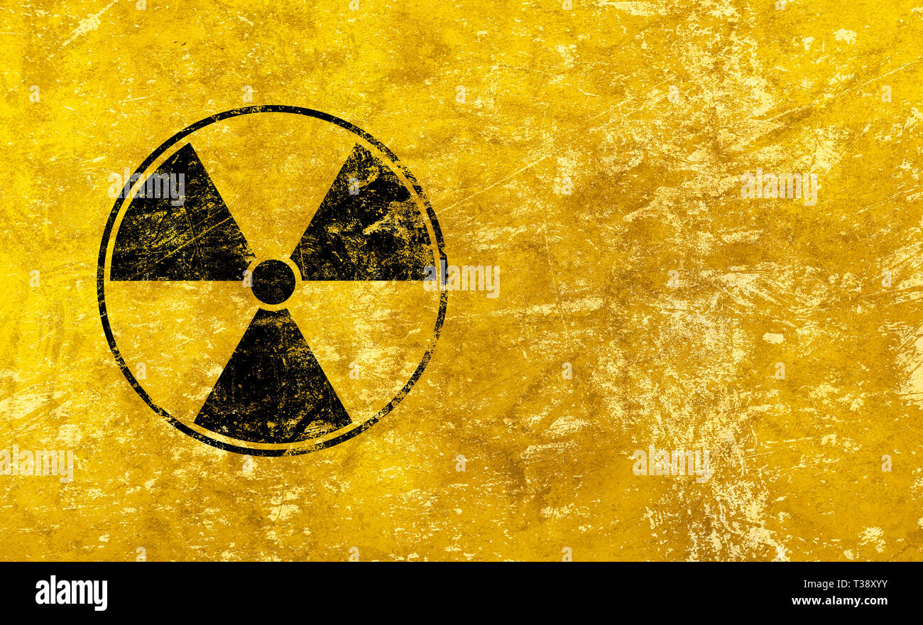 Schwarz radioaktiven Gefahr Warnung Schild über Grunge gelber Hintergrund mit Kopie Raum lackiert Stockfoto
