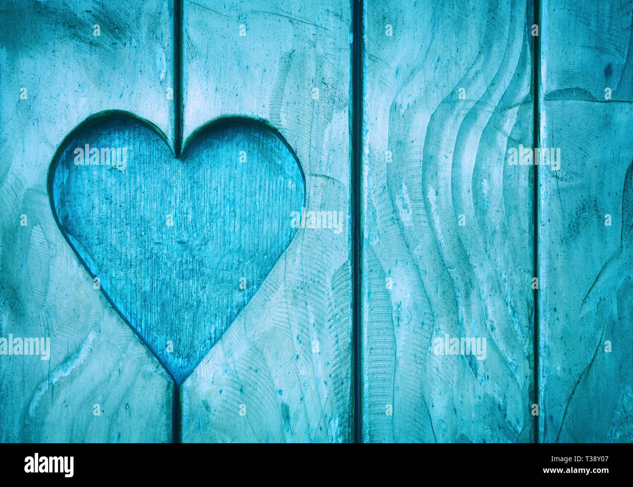 Nahaufnahme eines Herzens, Form, Symbol der Liebe und der Romantik, Holz in blau bemalten Fensterläden aus Holz geschnitzten Stockfoto