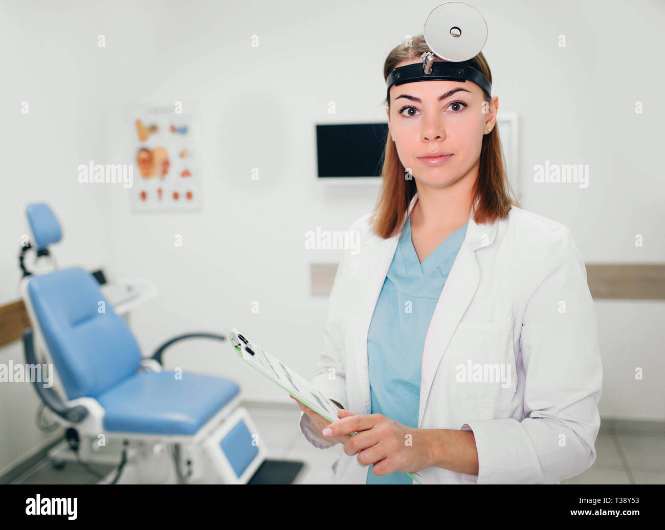 Portrait otolaryngologist Arzt mit medizinischen Chart stehen an der Klinik Stockfoto