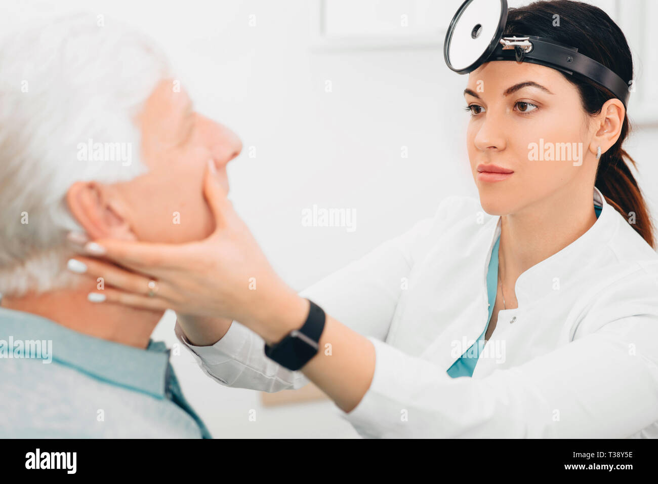 Otolaryngologist Arzt ihren Patienten untersuchen, prüfen Senioren mann Nase an der Klinik Stockfoto