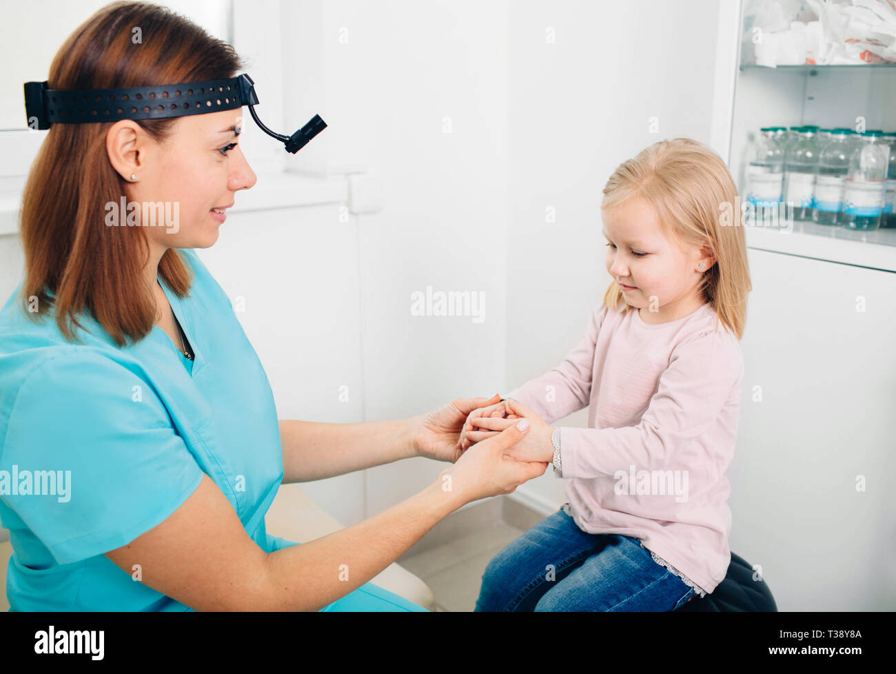 Fröhliche Kinderärztin, die mit ihrem kleinen Patienten spielt Arzt spielt mit Kind Stockfoto
