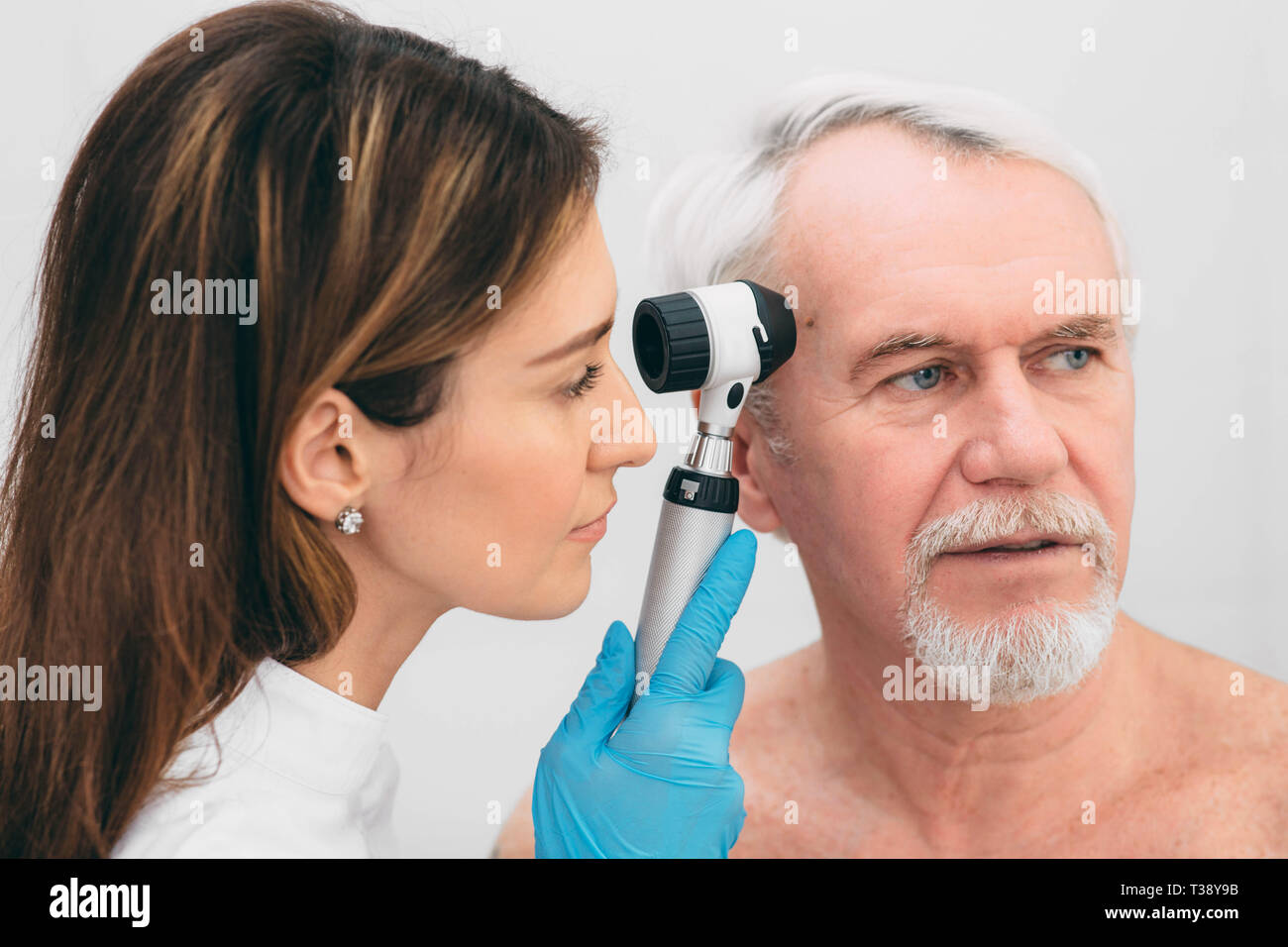 Arzt untersucht Hautmole mit Dermoskop Stockfoto