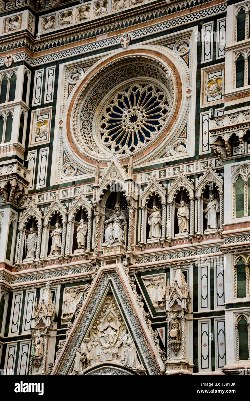 Rosenfenster der Kathedrale Santa Maria del Fiore oder der Kathedrale von Florenz in Italien. Stockfoto