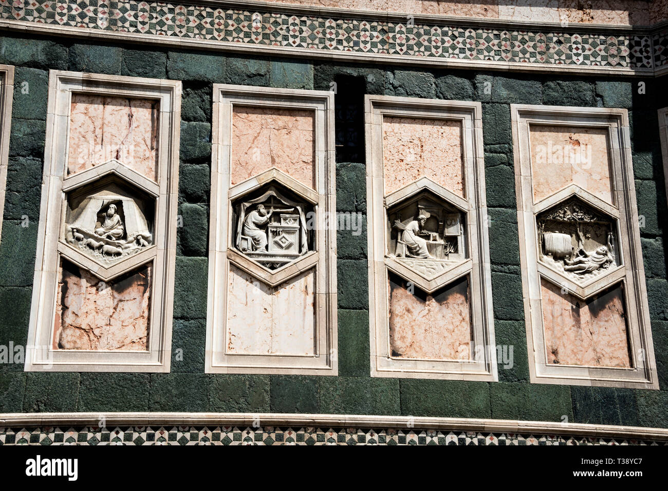 BAS-Reliefskulpturen aus grünem und rosa Marmor der Kathedrale von Florenz, Italien. Stockfoto