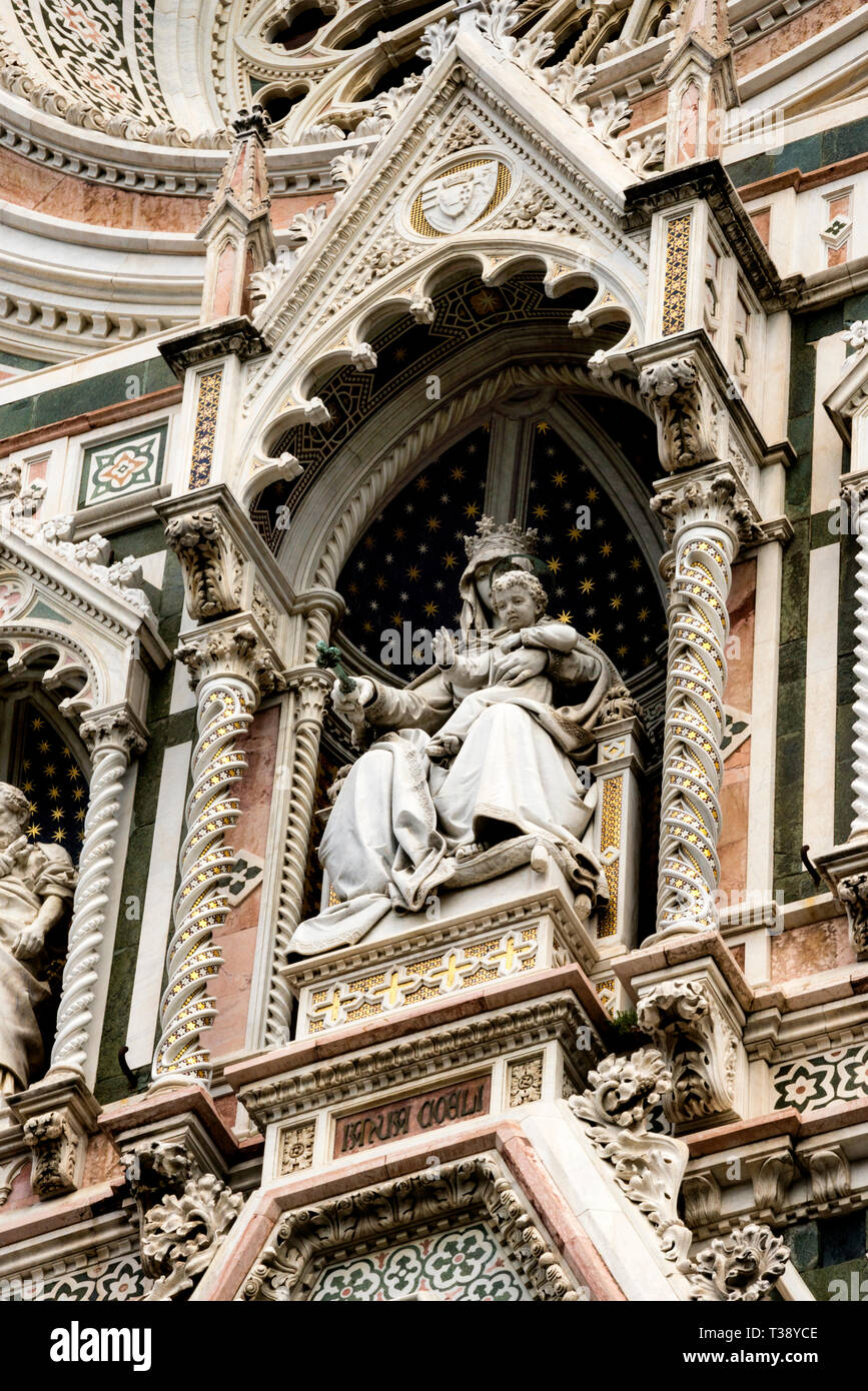 Maria-Kind-Statue auf der Kathedrale von Florenz in Florenz, Italien. Stockfoto