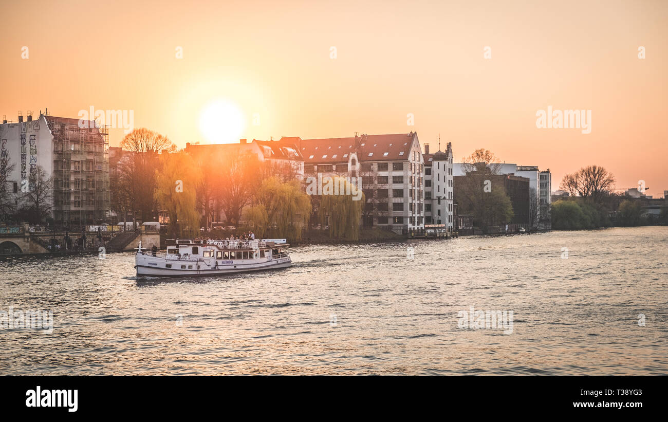 Tour Boot auf der Spree in Berlin Kreuzberg bei Sonnenuntergang Stockfoto