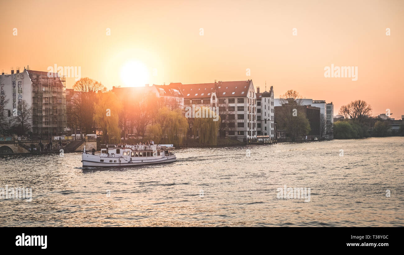 Tour Boot auf der Spree in Berlin Kreuzberg bei Sonnenuntergang Stockfoto