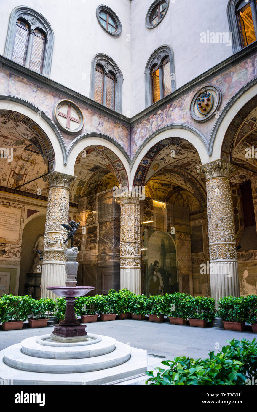 Palast auf der Piazza della Signoria Florenz Italien gemalter bogenförmiger Innenhof. Stockfoto
