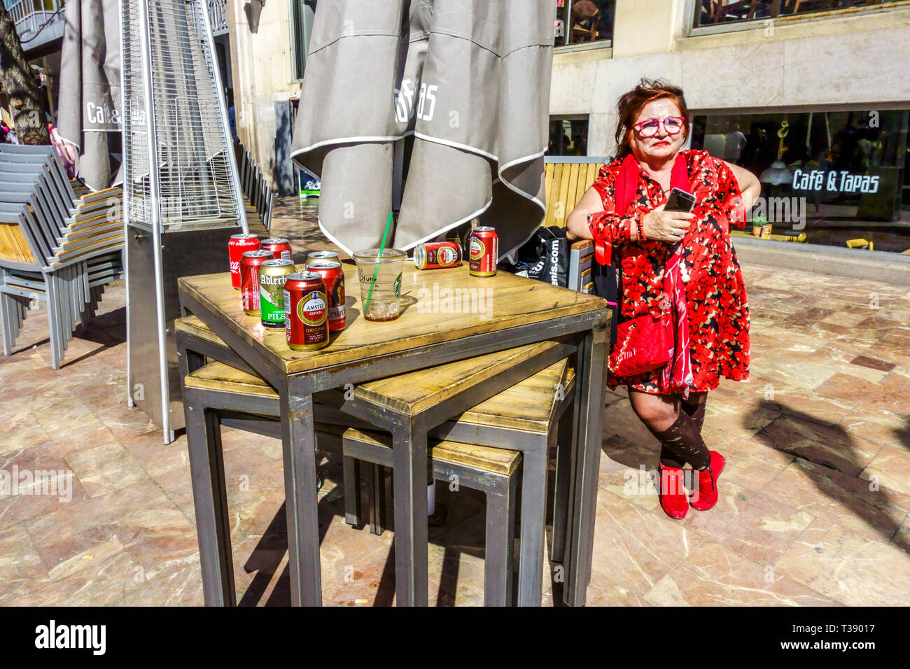 Porträt der Frau in Rot vor der Bar Cafe & Tapas, Plaça de l'Ajuntament, Rathausplatz, Valencia Spanien Europa Stockfoto