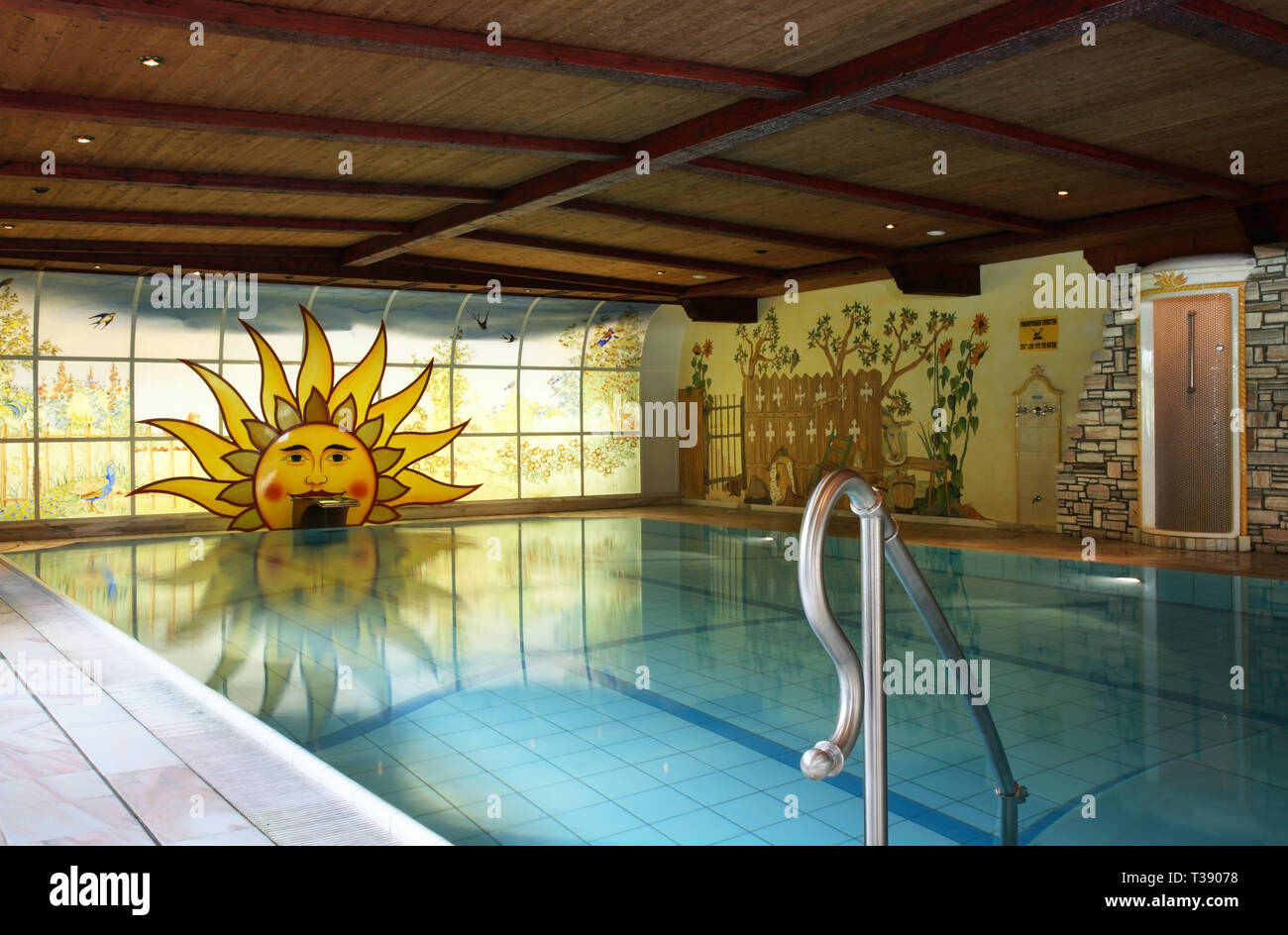Schwimmbad Hotel Alpendomizil Neuhaus In Mayrhofen Osterreich Stockfotografie Alamy