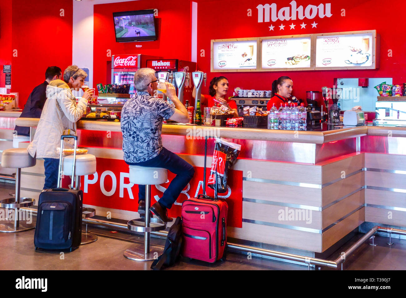 Passagiere in der Bar, Flughafen Valencia, Spanien Touristen reisen Stockfoto