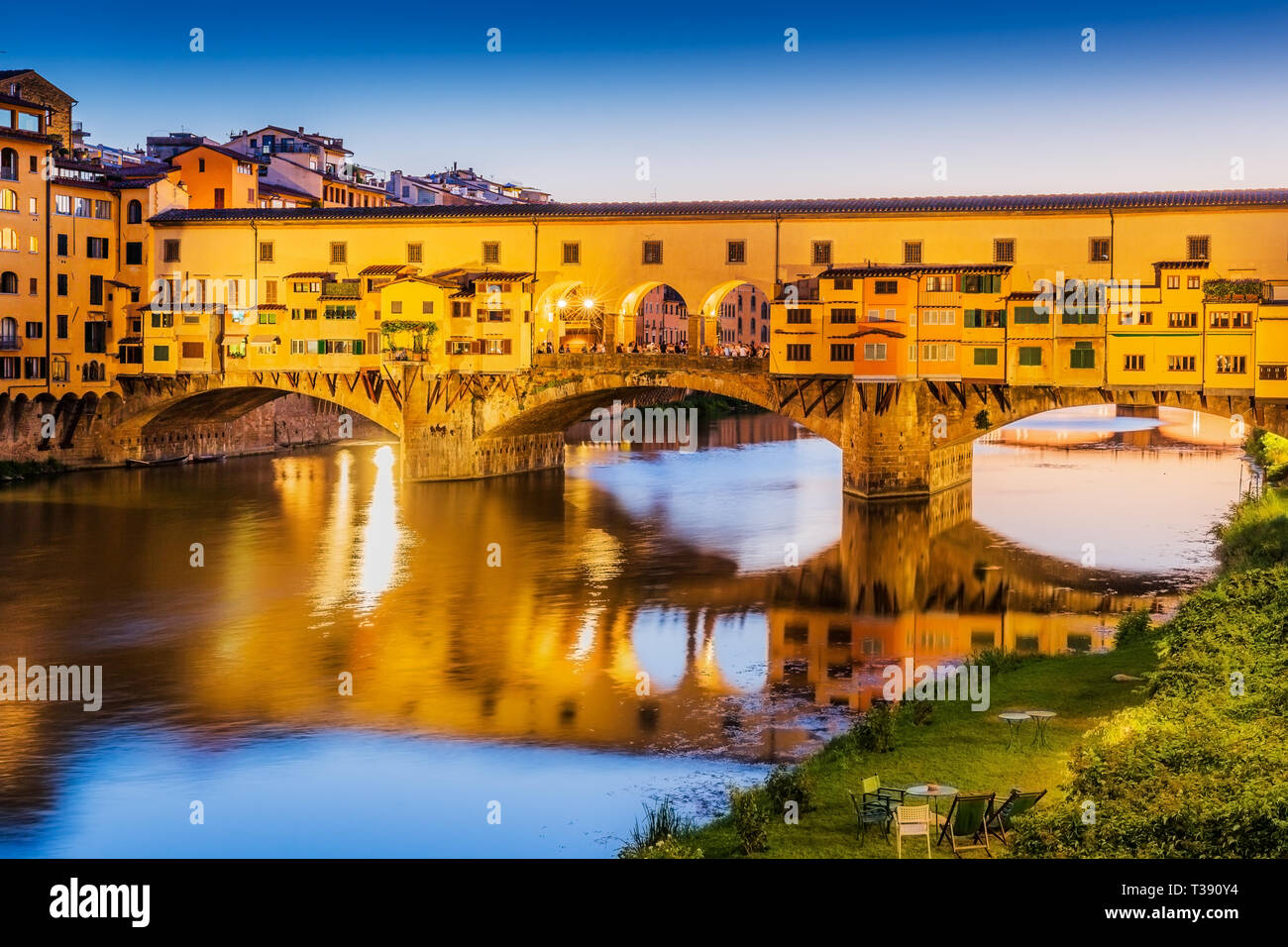 Florenz, Italien. Ponte Vecchio über den Arno in der Dämmerung. Stockfoto