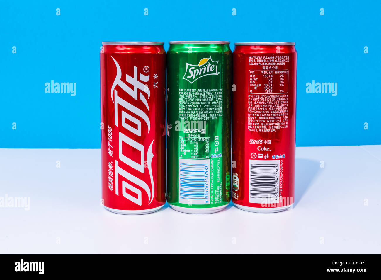 Peniscola, Castellon, Spanien - 07 April 2019: in der chinesischen zwei Dosen Coca-Cola geschrieben und man kann Getränke Sprite, isoliert auf eine blaue Farbe backgroun Stockfoto