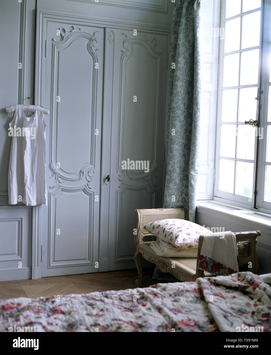 Gemalt und Einbauschrank in Weiß Schlafzimmer mit Stock Day Bed Stockfoto