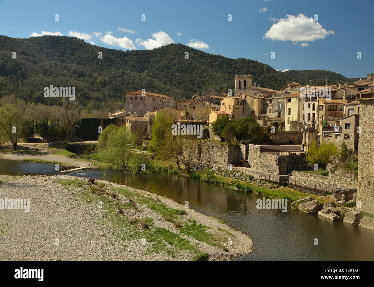 Historische Gebäude am Ufer des Flusses Fluvia in dem mittelalterlichen Dorf Besalu, Katalonien, Spanien Stockfoto