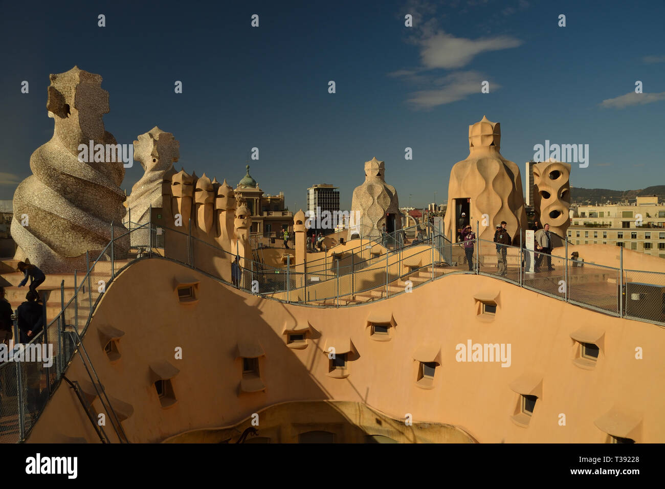Die gekrümmte architektonischen Formen auf dem Dach von La Pedrara, in Barcelona, Spanien Stockfoto Die gekrümmte architektonischen Formen auf dem Dach von La Pedrara, in Barcelona, Spanien Stockfoto